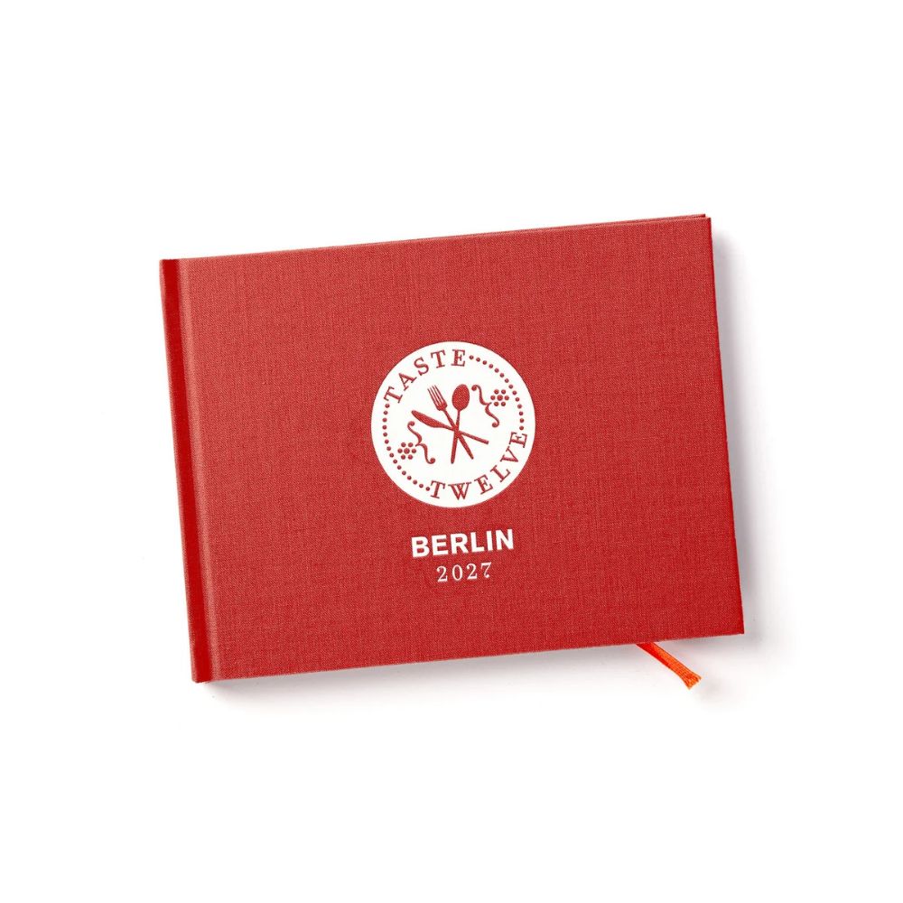 Rotes Buch/Heft mit Taste Twelve-Logo, Berlin 2027, mit kleiner Leseecke