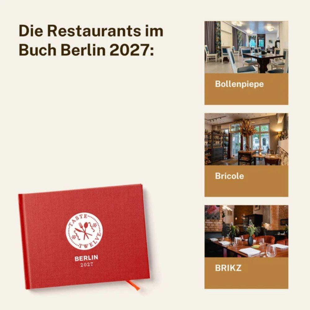 Rotes Heft mit Taste Twelve-Logo Berlin 2027, sichtbar links unten