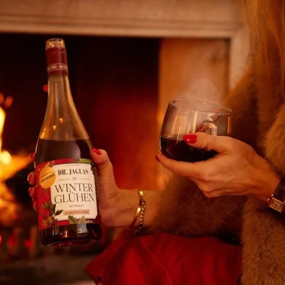 Dr.Jaglas Winter Glühen Rot alkoholfrei: Flasche und Glas mit Getränk