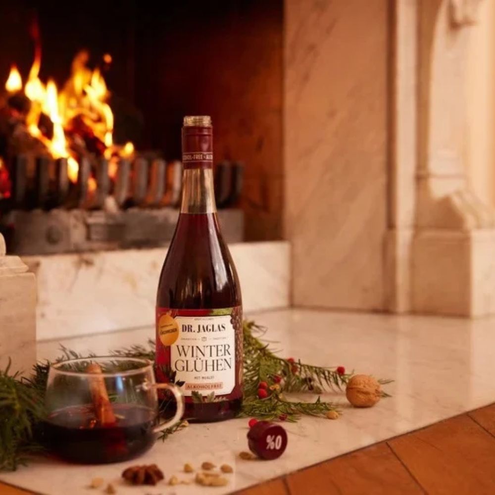 Dr.Jaglas Winter Glühen alkoholfreie Flasche auf gedeckter Tafel