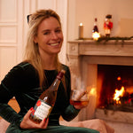 alkoholfreie Dr. Jaglas Winter Glühen-Flasche und Weinglas in Händen
