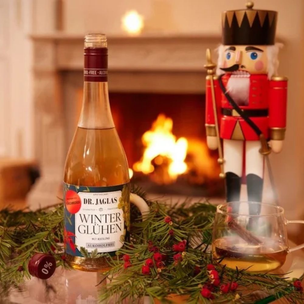alkoholfreie Dr. Jaglas Winter Glühen-Flasche auf Tisch mit Weinglas