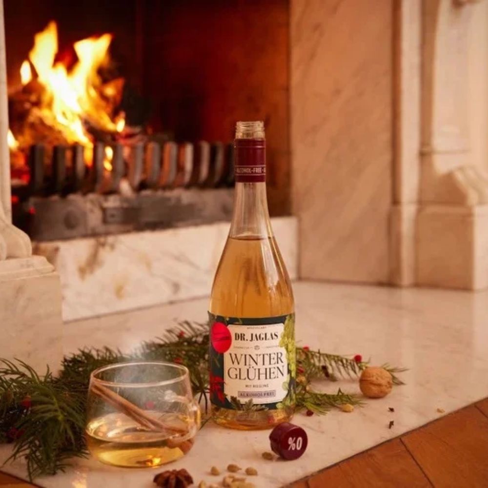 alkoholfreie Dr. Jaglas Winter Glühen-Flasche mit zwei Weingläsern